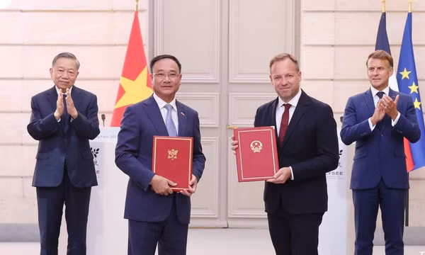 Tổng Bí thư, Chủ tịch nước Tô Lâm và Tổng thống Pháp Emmanuel Macron chứng kiến trao văn kiện và thỏa thuận hợp tác giữa hai nước. (Ảnh: Thống Nhất – TTXVN) 