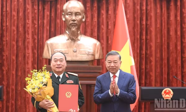 Tổng Bí thư, Chủ tịch nước Tô Lâm trao Quyết định thăng quân hàm Thượng tướng đối với đồng chí Lê Quang Đạo, Phó Tổng Tham mưu trưởng Quân đội nhân dân Việt Nam. (Ảnh: ĐĂNG KHOA)