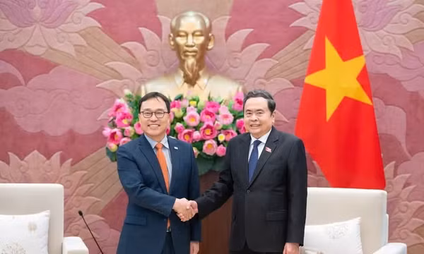Ngày 18/6, tại Nhà Quốc hội, Chủ tịch Quốc hội Trần Thanh Mẫn tiếp Đại sứ Hàn Quốc tại Việt Nam Choi Young Sam đến chào từ biệt dịp kết thúc nhiệm kỳ công tác tại Việt Nam. (Ảnh: DUY LINH)