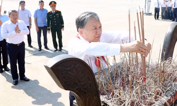 Tổng Bí thư, Chủ tịch nước Tô Lâm dâng hương tưởng nhớ Chủ tịch Hồ Chí Minh trước Lăng Bác. (Ảnh: Thống Nhất/TTXVN) 