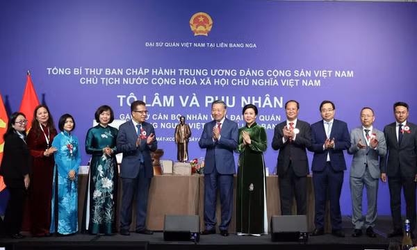 Tổng Bí thư, Chủ tịch nước Tô Lâm tặng quà Đại sứ quán và cộng đồng người Việt Nam tại Nga. (Ảnh: Thống Nhất/TTXVN)