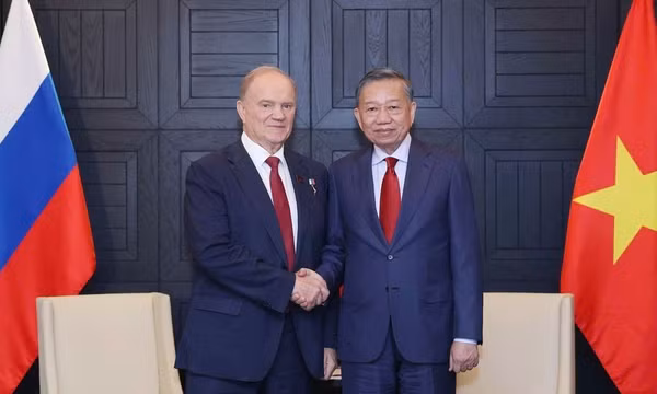 Tổng Bí thư, Chủ tịch nước Tô Lâm tiếp Chủ tịch Đảng Cộng sản Liên bang Nga Gennady Zyuganov. (Ảnh: TTXVN)