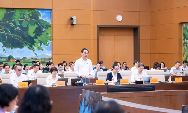 Bộ trưởng Giáo dục và Đào tạo Hoàng Minh Sơn phát biểu, làm rõ các vấn đề đại biểu Quốc hội nêu trong Phiên giải trình của Bộ trưởng Giáo dục và Đào tạo sáng 20/9. 