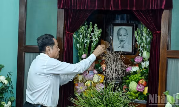 Chủ tịch Quốc hội Trần Thanh Mẫn dâng hương tưởng nhớ Bác Hồ tại Nhà 67, Khu di tích Chủ tịch Hồ Chí Minh trong Phủ Chủ tịch. (Ảnh: DUY LINH) 