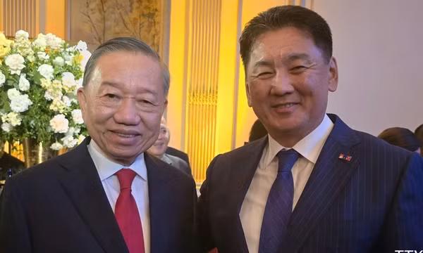 Tổng Bí thư, Chủ tịch nước Tô Lâm gặp Tổng thống Mông Cổ Ukhnaagiin Khurelsukh. (Ảnh: TTXVN) 
