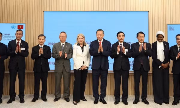 Tổng Bí thư, Chủ tịch nước Tô Lâm, Phó Tổng Thư ký Liên hợp quốc Amina Mohammed và các đại biểu chụp ảnh lưu niệm. (Ảnh: TTXVN) 