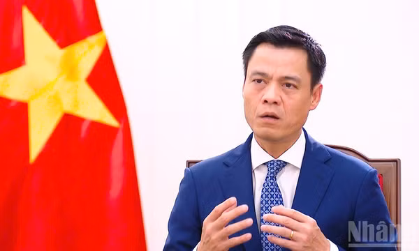 Thứ trưởng Ngoại giao Đặng Hoàng Giang trả lời phỏng vấn báo chí về mục đích, ý nghĩa chuyến công tác. (Ảnh: Hồng Quân) 