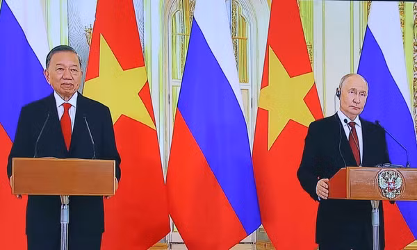 Tổng Bí thư, Chủ tịch nước Tô Lâm và Tổng thống Liên bang Nga Vladimir Putin dự và phát biểu trực tuyến tại điểm cầu nước Nga. (Ảnh: TTXVN) 