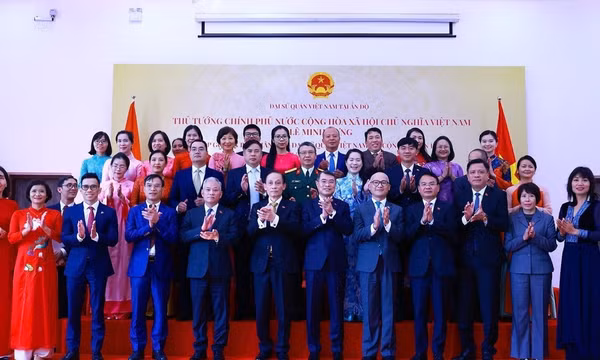 Thủ tướng Lê Minh Hưng gặp gỡ cán bộ, nhân viên các cơ quan đại diện Việt Nam tại Ấn Độ