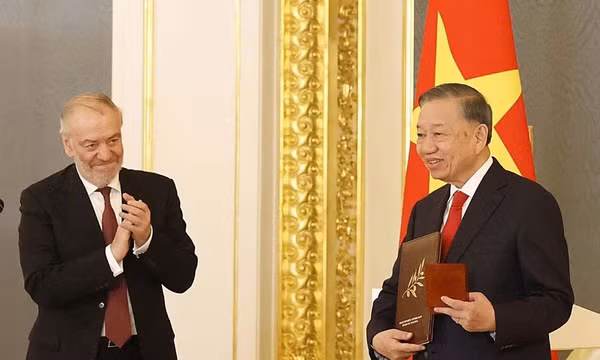 Nghệ sĩ Nhân dân Liên bang Nga Valery Gergiev, Chủ tịch Hội đồng Giám khảo Giải thưởng Hòa bình Lev Tolstoy trao Giải thưởng Hoà bình Lev Tolstoy năm 2026 cho Tổng Bí thư, Chủ tịch nước Tô Lâm. (Ảnh: Thống Nhất/TTXVN) 