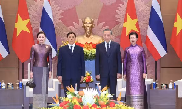Tổng Bí thư, Chủ tịch nước Tô Lâm và Phu nhân với Nhà vua Vương quốc Thái Lan Maha Vajiralongkorn Phra Vajiraklaochaoyuhua và Hoàng hậu. (Ảnh: ĐĂNG KHOA) 