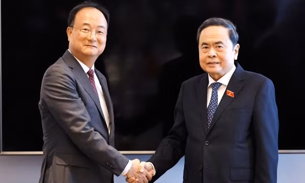 Chủ tịch Quốc hội Trần Thanh Mẫn tiếp ông Moon Hyuk-soo, Giám đốc điều hành LG Innotek, thuộc Tập đoàn LG. (Ảnh: Doãn Tấn – TTXVN)