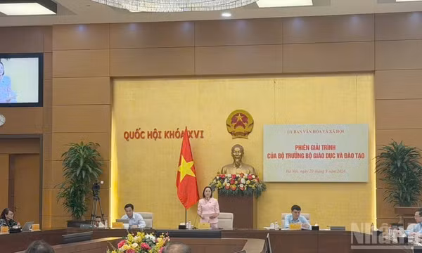 Đồng chí Nguyễn Thị Thanh, Ủy viên Trung ương Đảng, Phó Chủ tịch Quốc hội phát biểu chỉ đạo tại Phiên giải trình của Bộ trưởng Giáo dục và Đào tạo. (Ảnh: QUỲNH NGUYỄN)