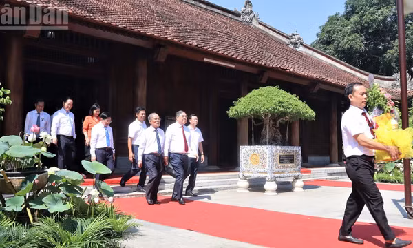 Đại diện lãnh đạo Trung ương, Nghệ An, Hà Tĩnh dâng lễ tưởng nhớ công lao vĩ đại của Chủ tịch Hồ Chí Minh.