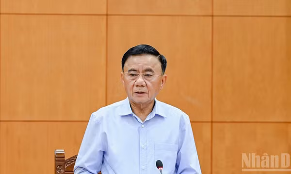 Thường trực Ban Bí thư Trần Cẩm Tú ký ban hành Quy định số 227-QĐ/TW, ngày 19/10/2026 về kiểm điểm và đánh giá, xếp loại chất lượng đối với tập thể, cá nhân trong hệ thống chính trị và trong toàn Đảng. (Ảnh: THỦY NGUYÊN) 