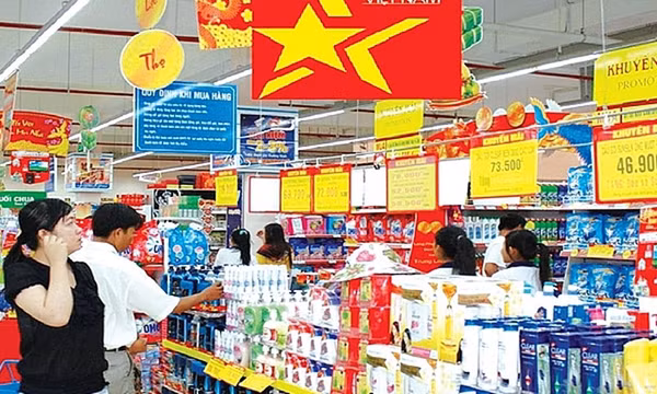 Thương nhân, tổ chức, cá nhân thể hiện xuất xứ Việt Nam trên nhãn hàng hóa hoặc trên tài liệu, vật phẩm chứa đựng thông tin liên quan đến hàng hóa