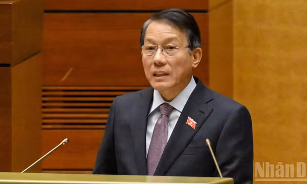Thừa ủy quyền của Thủ tướng Chính phủ, Bộ trưởng Công an Lương Tam Quang trình bày Tờ trình dự án Luật Xử lý vi phạm hành chính (sửa đổi). (Ảnh: THỦY NGUYÊN)