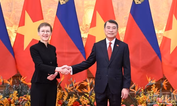 Thủ tướng Chính phủ Lê Minh Hưng và Thủ tướng Liechtenstein Brigitte Haas. (Ảnh: TRẦN HẢI)