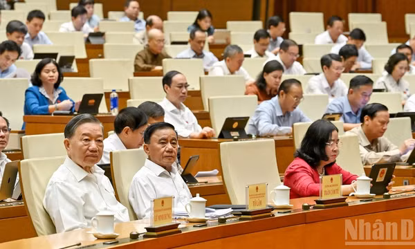 Tổng Bí thư, Chủ tịch nước Tô Lâm; Ủy viên Bộ Chính trị, Thường trực Ban Bí thư Trần Cẩm Tú cùng các đại biểu dự phiên họp ở hội trường sáng 26/10. (Ảnh: THỦY NGUYÊN) 