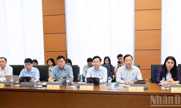 Đại biểu Quốc hội thảo luận tại tổ về dự án Luật sửa đổi, bổ sung một số điều của Luật Bảo hiểm xã hội. (Ảnh: DUY LINH) 