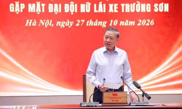 Tổng Bí thư, Chủ tịch nước Tô Lâm với đại biểu Đại đội Nữ lái xe Trường Sơn - Ảnh: TTXVN