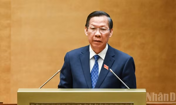 Chủ nhiệm Ủy ban Kinh tế và Tài chính Phan Văn Mãi trình bày Báo cáo thẩm tra về tình hình thực hiện Kế hoạch phát triển kinh tế-xã hội năm 2026 và dự kiến kế hoạch phát triển kinh tế-xã hội năm 2027. (Ảnh: DUY LINH)