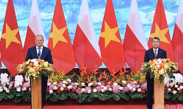 Thủ tướng Chính phủ Lê Minh Hưng và Thủ tướng Ba Lan Donald Tusk họp báo sau hội đàm. (Ảnh: TRẦN HẢI) 
