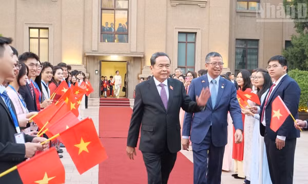 Chủ tịch Quốc hội Trần Thanh Mẫn thăm Đại sứ quán Việt Nam tại Trung Quốc. (Ảnh: HỮU HƯNG-VI SA)