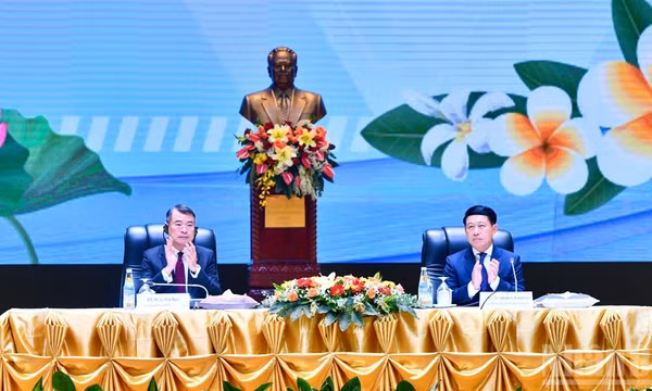 Thủ tướng Lê Minh Hưng và Thủ tướng Saleumxay Kommasith đồng chủ trì Hội nghị Xúc tiến đầu tư Việt Nam-Lào. (Ảnh: THANH GIANG) 