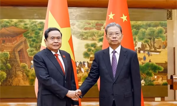 Chủ tịch Quốc hội Trần Thanh Mẫn và Ủy viên trưởng Ủy ban thường vụ Đại hội Đại biểu Nhân dân toàn quốc Trung Quốc Triệu Lạc Tế chụp ảnh chung. (Ảnh: TTXVN)