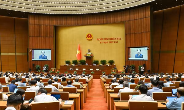 Quang cảnh phiên họp toàn thể tại hội trường Diên Hồng. (Ảnh: THỦY NGUYÊN) 