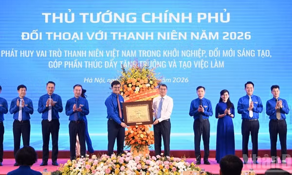 Thủ tướng Chính phủ Lê Minh Hưng tặng lẵng hoa tươi thắm và quà lưu niệm cho Ban Bí thư Đoàn Thanh niên Cộng sản Hồ Chí Minh và Trung ương Hội Liên hiệp Thanh niên Việt Nam. (Ảnh: TRẦN HẢI) 