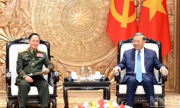 Tổng Bí thư, Chủ tịch nước Tô Lâm tiếp Đại tướng Khamlieng Outhakaisone, Ủy viên Bộ Chính trị Đảng Nhân dân Cách mạng Lào, Phó Thủ tướng, Bộ trưởng Quốc phòng Lào, tại Trụ sở Trung ương Đảng, ngày 14/10/2026. (Ảnh: ĐĂNG KHOA) 