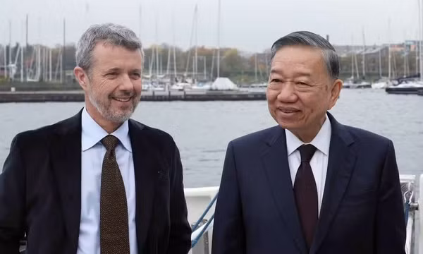 Tổng Bí thư, Chủ tịch nước Tô Lâm và Nhà vua Đan Mạch Frederik X trên tàu ra thăm đảo nhân tạo Lynetteholm. (Ảnh: TTXVN)