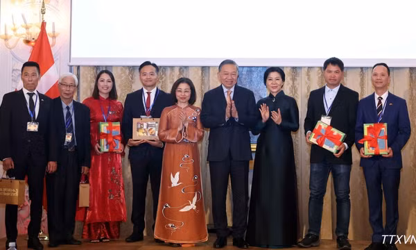 Tổng Bí thư , Chủ tịch nước Tô Lâm và Phu nhân Ngô Phương Ly tặng quà và sách Tiếng Việt cho cộng đồng người Việt Nam. (Ảnh: Thống Nhất/TTXVN)