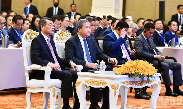 Thủ tướng Chính phủ Lê Minh Hưng và Thủ tướng Campuchia Hun Manet tham dự Diễn đàn Doanh nghiệp Việt Nam-Campuchia. (Ảnh: THANH GIANG) 