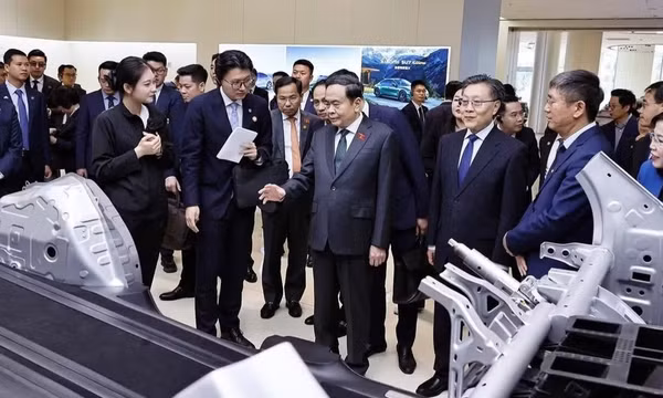 Chủ tịch Quốc hội Trần Thanh Mẫn tham quan khu trưng bày sản phẩm xe điện Xiaomi và nghe giới thiệu các công nghệ chính của Siêu nhà máy xe điện Xiaomi tại Khu kinh tế Diệc Trang. (Ảnh: TTXVN)