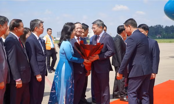 Thủ tướng Chính phủ Lê Minh Hưng tới sân bay quốc tế Wattay, Thủ đô Viêng Chăn bắt đầu chuyến thăm chính thức Cộng hòa Dân chủ Nhân dân Lào theo lời mời của Thủ tướng Lào Saleumxay Kommasith. (Ảnh: VOV) 