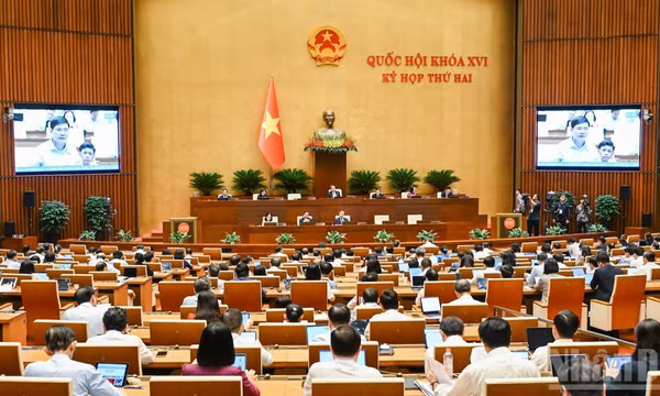 Quốc hội thảo luận tại hội trường chiều 30/10. (Ảnh: DUY LINH)