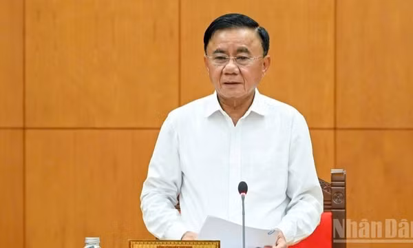 Thường trực Ban Bí thư Trần Cẩm Tú ký ban hành Kết luận số 107-KL/TW ngày 17/10/2026 về hoàn thiện hệ thống vị trí việc làm trong hệ thống chính trị gắn với xây dựng đội ngũ cán bộ và quản lý biên chế. (Ảnh: DUY LINH)
