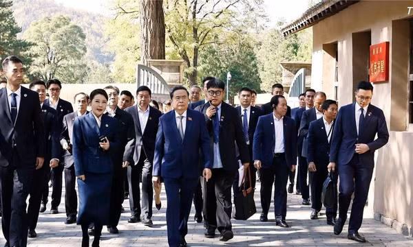 Chủ tịch Quốc hội Trần Thanh Mẫn và Đoàn đại biểu cấp cao Việt Nam tham quan Phòng họp Ban Bí thư tại Khu di tích Tảo Viên. (Ảnh: Doãn Tấn/TTXVN)