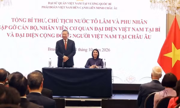 Tổng Bí thư, Chủ tịch nước Tô Lâm nói chuyện thân mật với cán bộ, nhân viên Đại sứ quán Việt Nam tại Bỉ và đại diện cộng đồng người Việt Nam tại châu Âu.