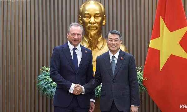 Thủ tướng Lê Minh Hưng tiếp Bộ trưởng Tài chính Luxembourg Gilles Roth. (Ảnh: chinhphu.vn/Nhật Bắc) 