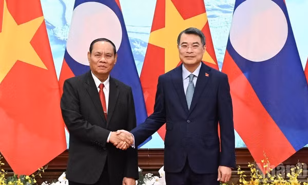 Thủ tướng Chính phủ Lê Minh Hưng và đồng chí Vilay Lakhamfong, Ủy viên Bộ Chính trị, Thường trực Ban Bí thư Trung ương Đảng Nhân dân Cách mạng Lào. (Ảnh: TRẦN HẢI)