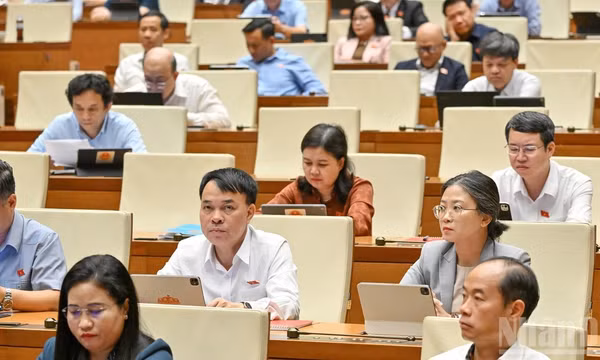 Quốc hội làm việc tại hội trường, nghe Tờ trình và Báo cáo thẩm tra dự án Luật Định danh và xác thực điện tử. (Ảnh: THỦY NGUYÊN) 