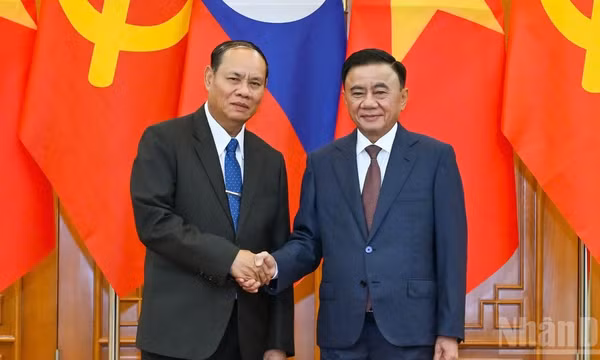 Thường trực Ban Bí thư Trần Cẩm Tú chào mừng Thường trực Ban Bí thư Trung ương Đảng Nhân dân Cách mạng Lào Vilay Lakhamphong thăm chính thức Việt Nam. (Ảnh: THỦY NGUYÊN) 