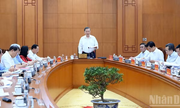 Tổng Bí thư, Chủ tịch nước Tô Lâm làm việc với Ban Tuyên giáo Trung ương và các cơ quan liên quan về tình hình tư tưởng, tâm trạng xã hội và việc phát huy sức mạnh tổng hợp của các cơ quan tuyên truyền. (Ảnh: ĐĂNG KHOA)