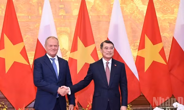 Thủ tướng Chính phủ Lê Minh Hưng và Thủ tướng Ba Lan Donald Tusk. (Ảnh: TRẦN HẢI)