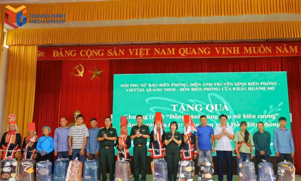 Trao quà, áo ấm cho phụ nữ, học sinh vùng biên Hoành Mô