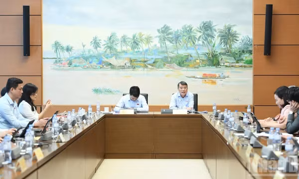 Quốc hội thảo luận tại tổ về 7 dự án luật trong ngày 21/10. (Ảnh: DUY LINH)